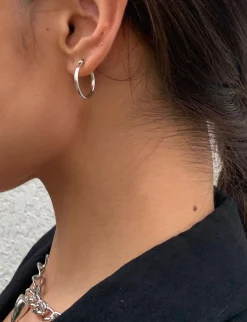 Les Boucles d'Oreilles Créoles Simples En Argent